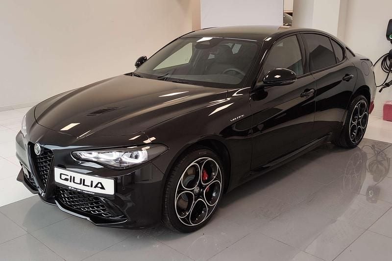 Lakier metalizowany czarny volcano black Nowe 2025 Alfa Romeo Giulia Veloce Sedan/Limuzyna | 213 000 zł (Uczciwa cena) - Obraz 1/4
