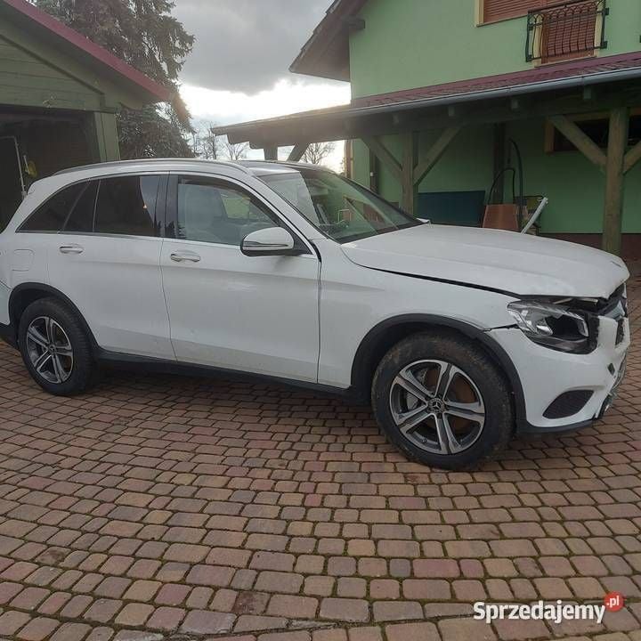 Biały Używany 2018 Mercedes GLC300 SUV | 39 000 zł - Obraz 1/4