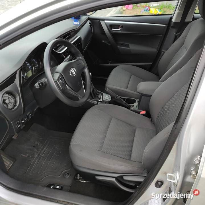 Używany Toyota Corolla 132 KM (97 kW) 2018 Srebrny Sedan/Limuzyna