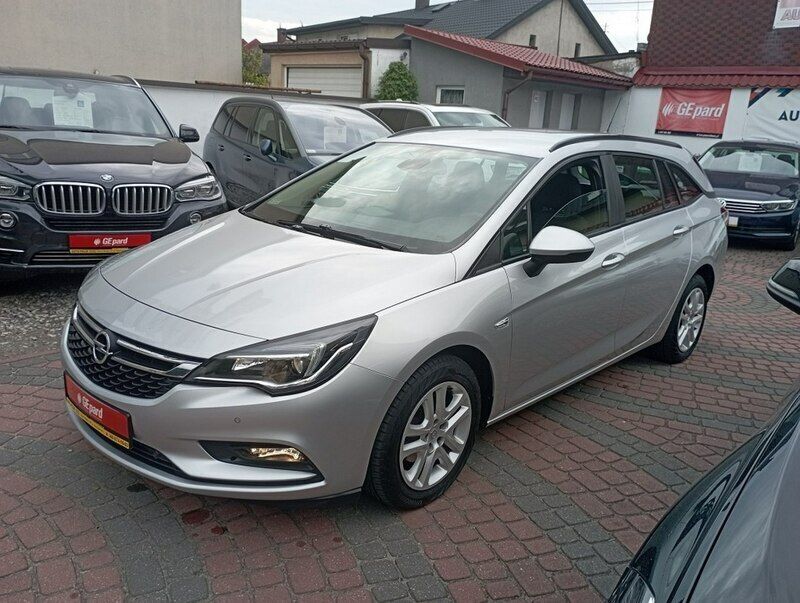 Używany Opel Astra 150 KM (110 kW) 2018 Srebrny (metalik) Sedan/Limuzyna
