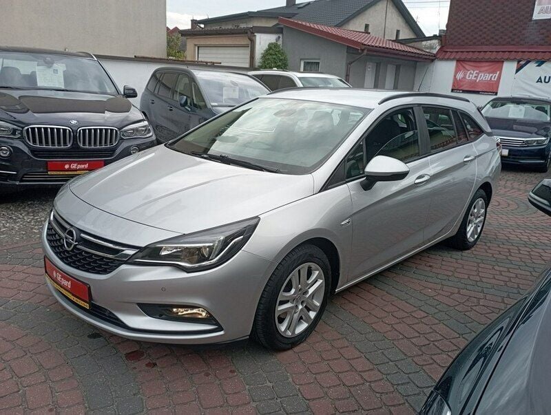 Srebrny (metalik) Używany 2018 Opel Astra Sedan/Limuzyna | 55 900 zł - Obraz 1/4