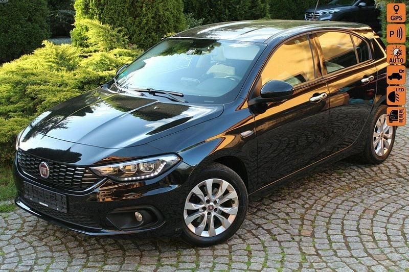 Czarny (metalik) Używany 2017 Fiat Tipo Lounge Hatchback | 33 900 zł (Super Cena) - Obraz 1/4