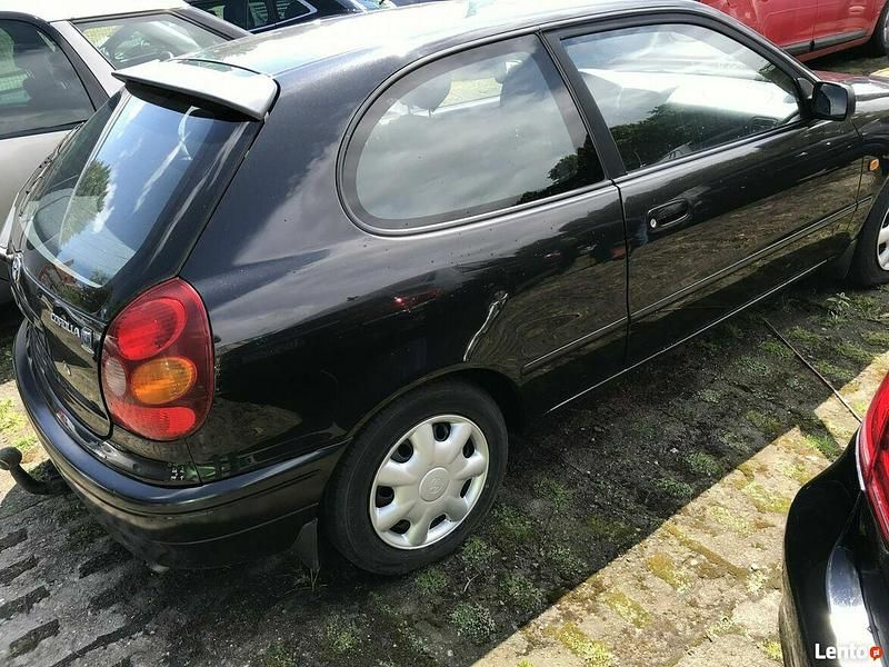 Używany Toyota Corolla 1999 Czarny Hatchback