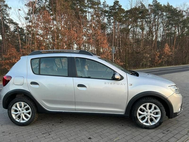 Używany Dacia Sandero Stepway 90 KM (66 kW) 2017 Srebrny Sedan/Limuzyna