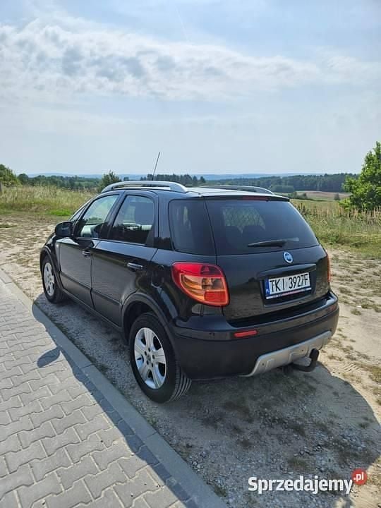 Czarny Używany 2007 Fiat Sedici SUV | 11 000 zł (Dobra cena) - Obraz 1/4