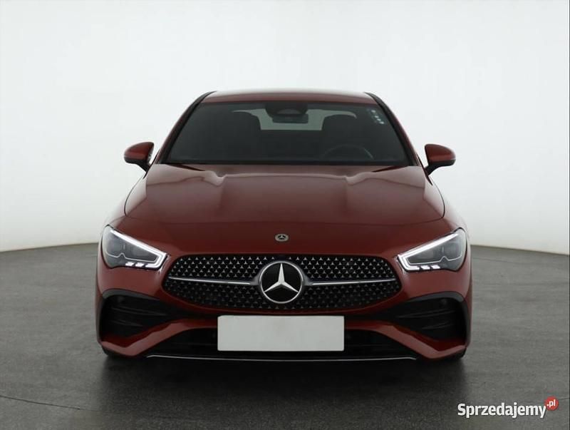 Czerwony Używany 2023 Mercedes CLA200 Sedan/Limuzyna | 155 999 zł (Drogi) - Obraz 1/4