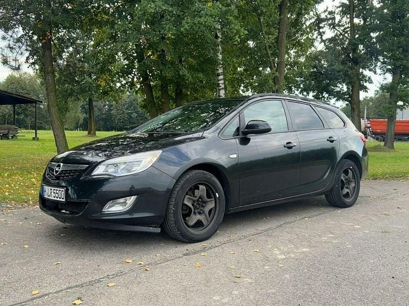 Czarny Używany 2012 Opel Astra Kombi | 9900 zł (Dobra cena) - Obraz 1/4