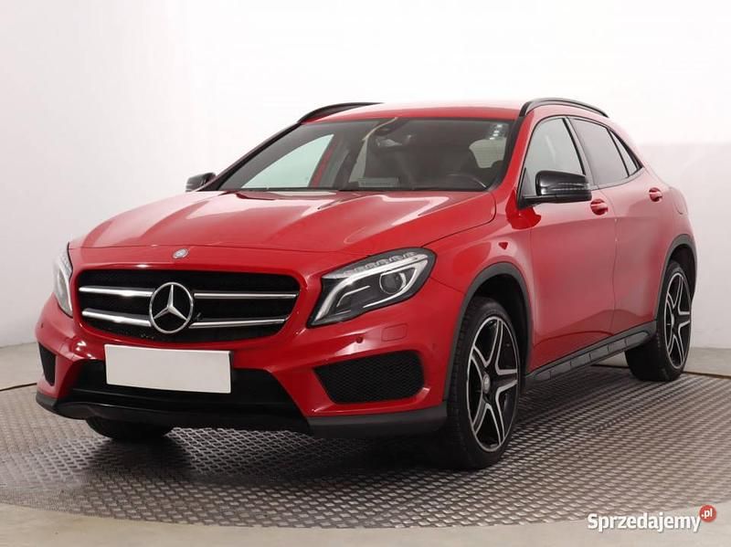 Używany Mercedes GLA250 211 KM (155 kW) 2016 Czerwony SUV