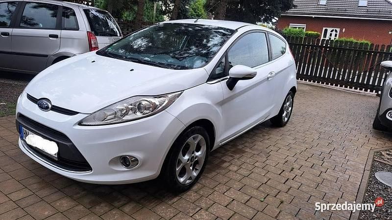 Biały Używany 2010 Ford Fiesta Titanium Hatchback | 15 900 zł (Uczciwa cena) - Obraz 1/4