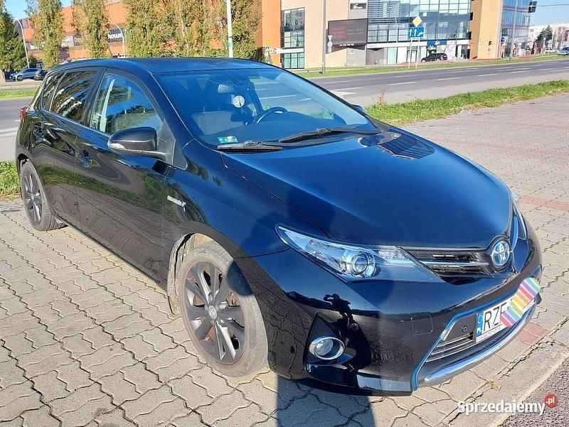 Używany Toyota Auris Hybrid Edition 2014 Czarny Hatchback