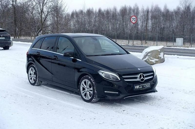 Używany Mercedes B180 122 KM (89 kW) 2015 Czarny Minivan