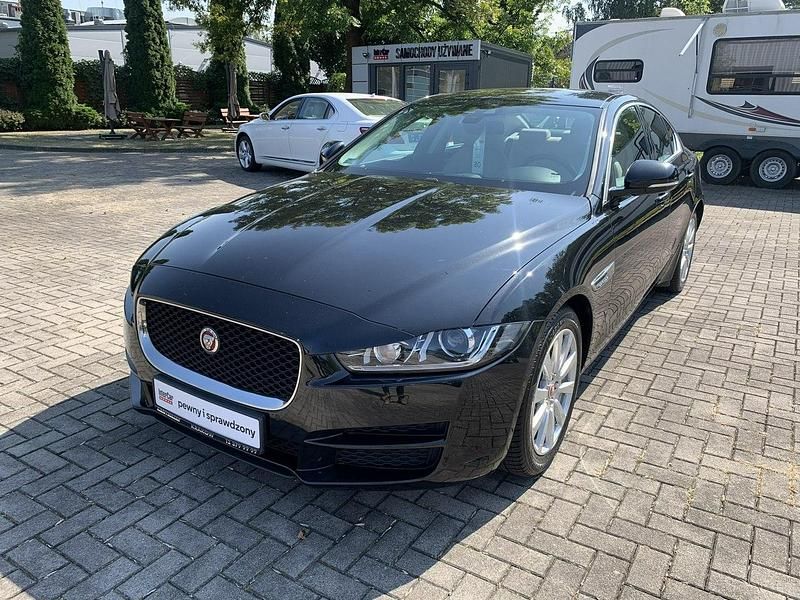 Czarny (metalik) Używany 2017 Jaguar XE Sedan/Limuzyna | 83 900 zł (Dość drogi) - Obraz 1/4