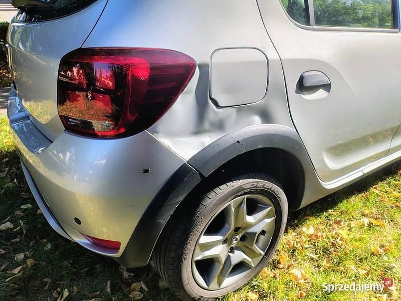 Używany Dacia Sandero Stepway 90 KM (66 kW) 2017 Srebrny Hatchback
