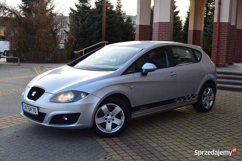Używany Seat Leon 2011 Srebrny Hatchback