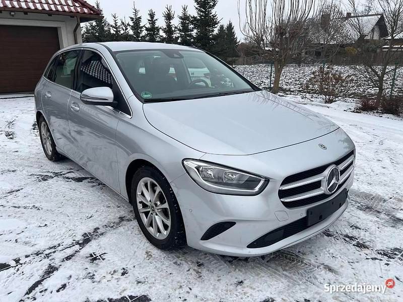 Używany Mercedes A180 136 KM (100 kW) 2020 Srebrny Minivan