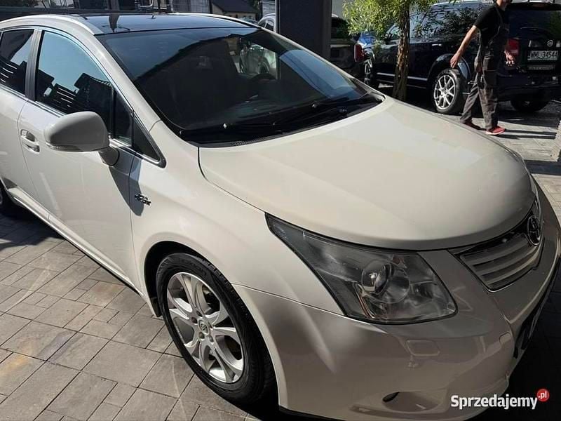 Biały Używany 2010 Toyota Avensis Kombi | 9900 zł (Super Cena) - Obraz 1/4
