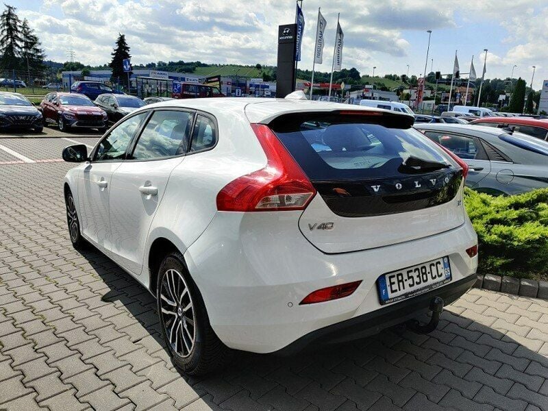 Używany Volvo V40 Momentum 150 KM (110 kW) 2017 Biały Kombi