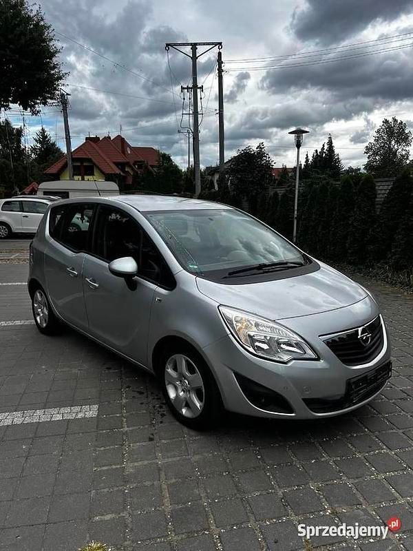 Srebrny Używany 2013 Opel Meriva Minivan | 18 000 zł (Dobra cena) - Obraz 1/4