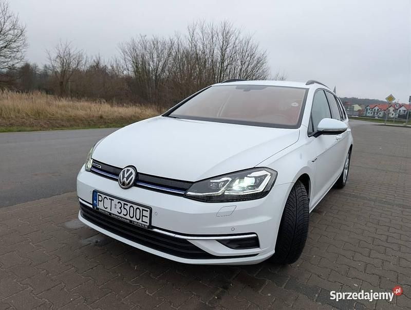 Biały Używany 2018 VW Golf VII Kombi | 56 000 zł (Uczciwa cena) - Obraz 1/4