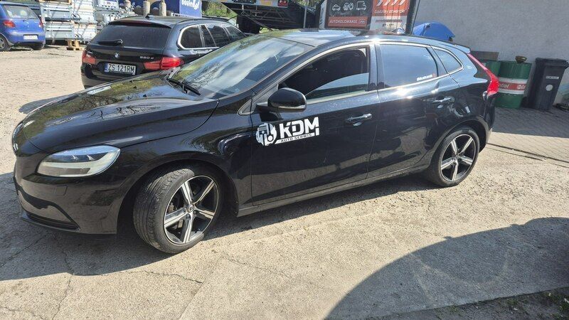 Czarny Używany 2016 Volvo V40 Momentum Kombi | 42 370 zł (Dobra cena) - Obraz 1/4