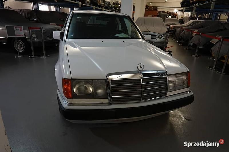 Biały Używany 1992 Mercedes E200 Sedan/Limuzyna | 20 000 zł - Obraz 1/4