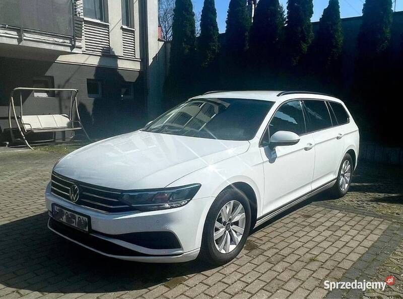 Biały Używany 2021 VW Passat Kombi | 75 000 zł (Uczciwa cena) - Obraz 1/4