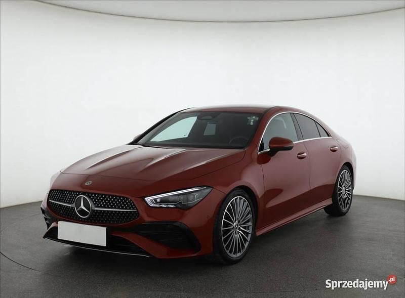 Używany Mercedes CLA200 163 KM (119 kW) 2023 Czerwony Sedan/Limuzyna