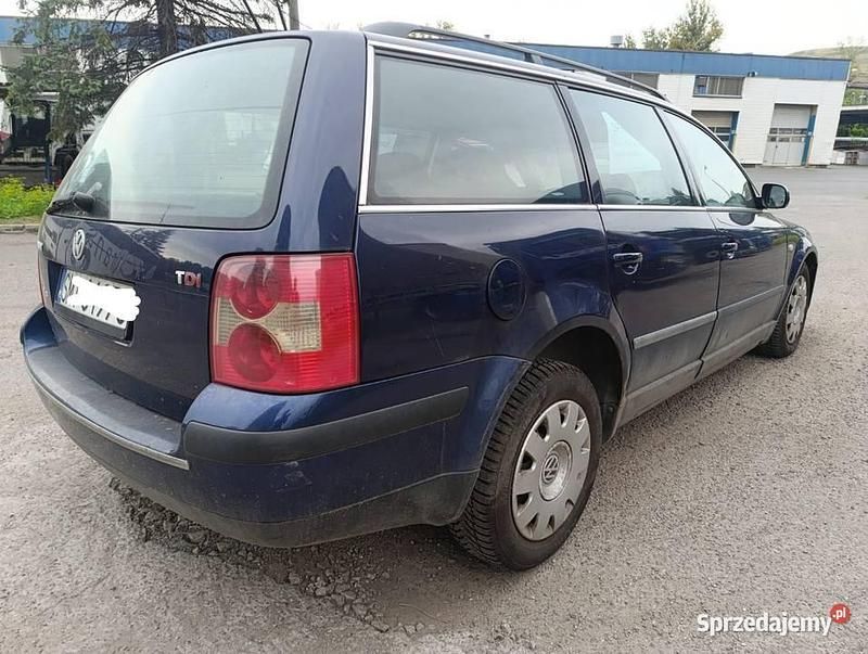 Granatowy Używany 2001 VW Passat Kombi | 4400 zł (Uczciwa cena) - Obraz 1/4