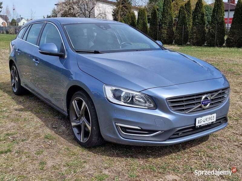 Niebieski Używany 2017 Volvo V60 Summum Kombi | 58 500 zł - Obraz 1/4