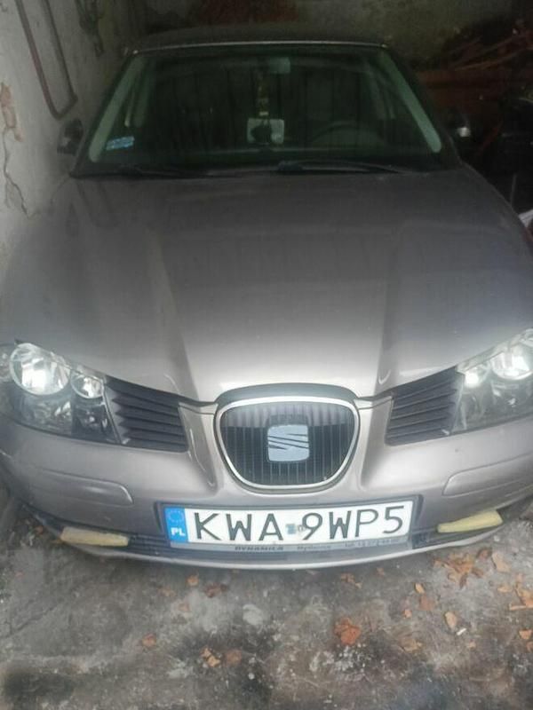Używany Seat Ibiza 2003 Srebrny Sedan/Limuzyna