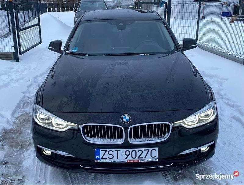 Czarny Używany 2016 BMW 330 Luxury Line Sedan/Limuzyna | 46 900 zł (Dobra cena) - Obraz 1/4