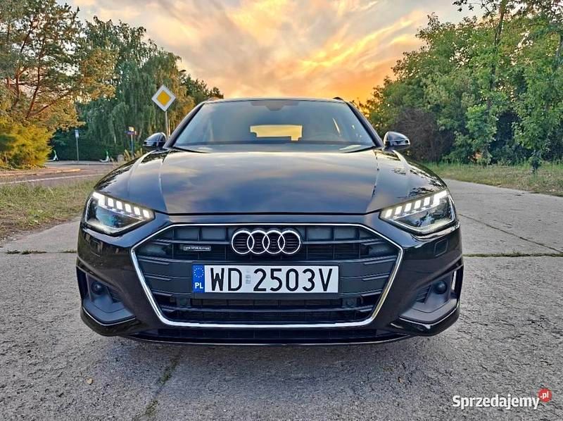 Czarny Używany 2022 Audi A4 Ambiente Kombi | 114 999 zł - Obraz 1/4