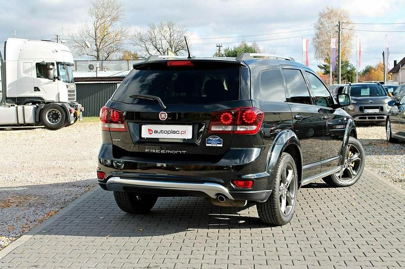 Używany Fiat Freemont Black Code 170 KM (125 kW) 2015 Czarny (metalik, perła) SUV