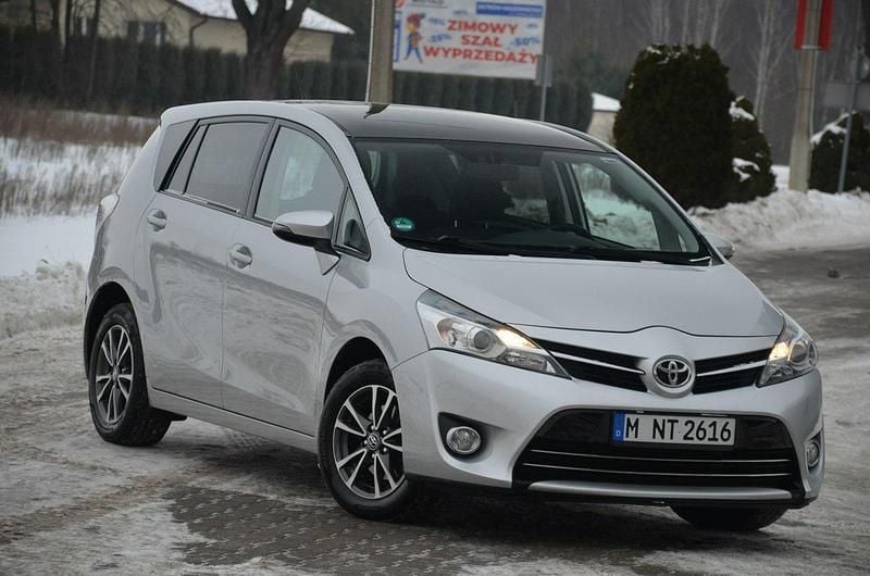 Srebrny Używany 2013 Toyota Verso Minivan | 38 900 zł (Uczciwa cena) - Obraz 1/4