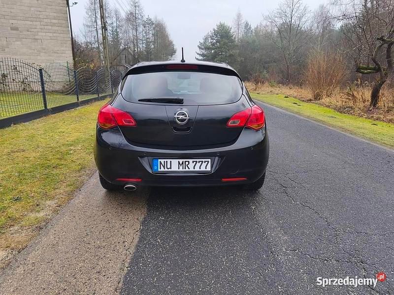 Czarny Używany 2011 Opel Astra Hatchback | 15 990 zł (Dobra cena) - Obraz 1/4