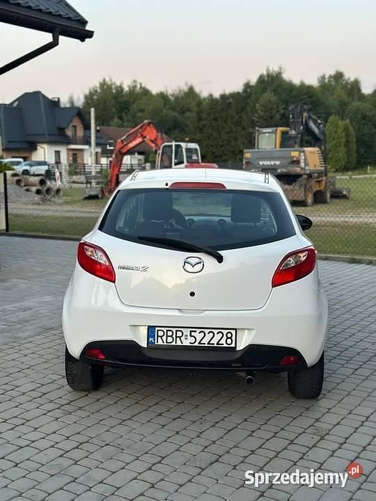 Biały Używany 2009 Mazda 2 Hatchback | 15 900 zł (Uczciwa cena) - Obraz 1/4