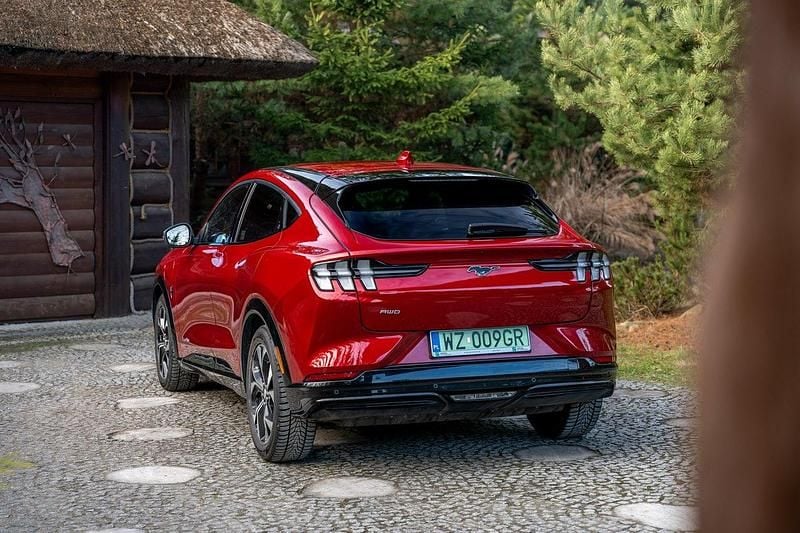 Używany Ford Mustang Mach-E 197 kW (269 KM) 2023 Czerwony (metalik) SUV