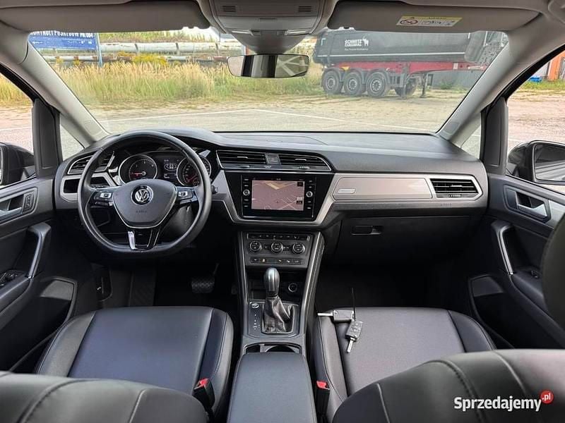 Używany VW Touran 150 KM (110 kW) 2019 Szary Minivan