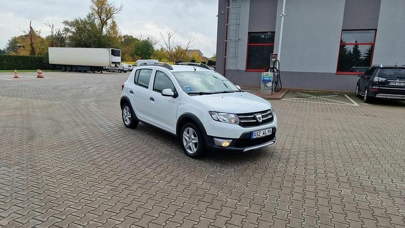 Używany Dacia Sandero Stepway 90 KM (66 kW) 2014 Biały Hatchback