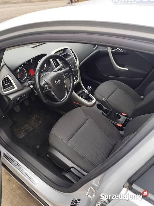 Używany Opel Astra 2010 Srebrny Hatchback