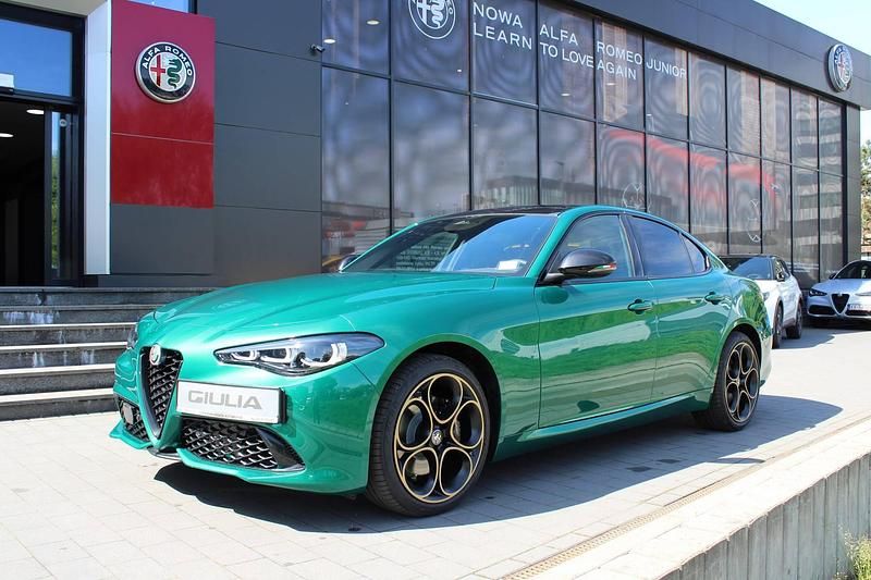 Lakier specjalny zielony montreal green Nowe 2025 Alfa Romeo Giulia Sedan/Limuzyna | 239 900 zł (Uczciwa cena) - Obraz 1/4