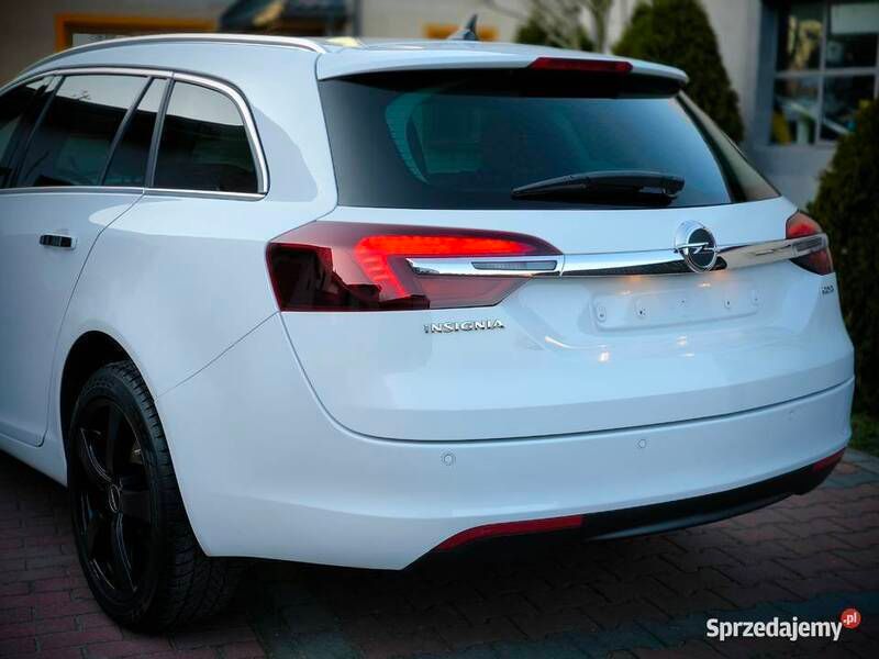 Biały Używany 2014 Opel Insignia Kombi | 37 900 zł (Drogi) - Obraz 1/4