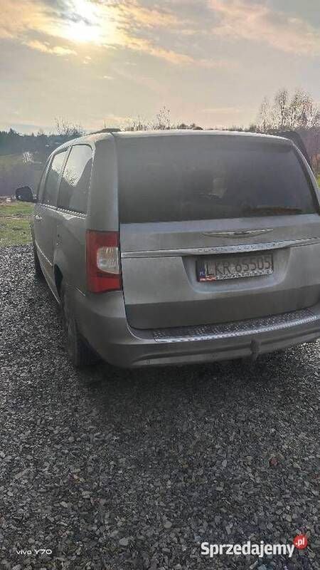 Używany Chrysler Town & Country Touring 2013 Srebrny Minivan