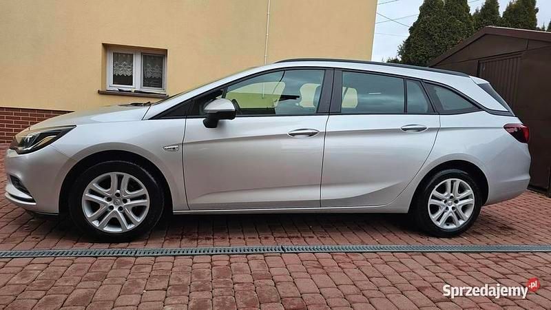 Używany Opel Astra 2017 Srebrny Kombi