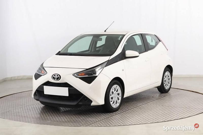 Używany Toyota Aygo 72 KM (52 kW) 2021 Biały Hatchback