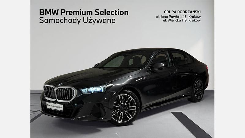 Szary sophisto z brylantowym połyskiem metalizowany Używany 2024 BMW 520 Comfort Edition Sedan/Limuzyna | 269 900 zł (Uczciwa cena) - Obraz 1/3