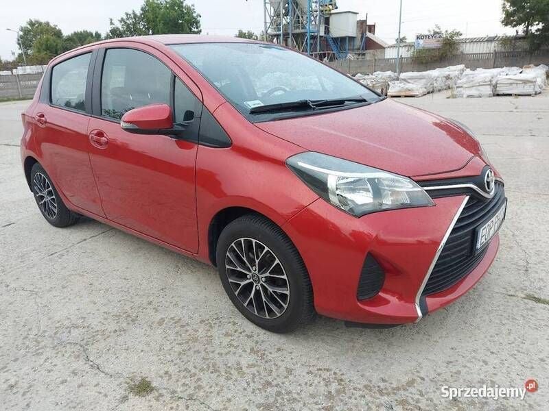 Używany Toyota Yaris 2016 Czerwony Sedan/Limuzyna