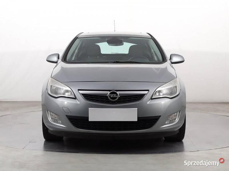 Srebrny Używany 2010 Opel Astra Hatchback | 15 999 zł (Uczciwa cena) - Obraz 1/4