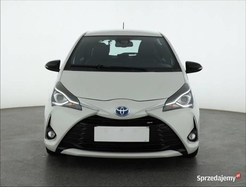 Biały Używany 2017 Toyota Yaris Hybrid Hatchback | 51 499 zł (Dobra cena) - Obraz 1/4