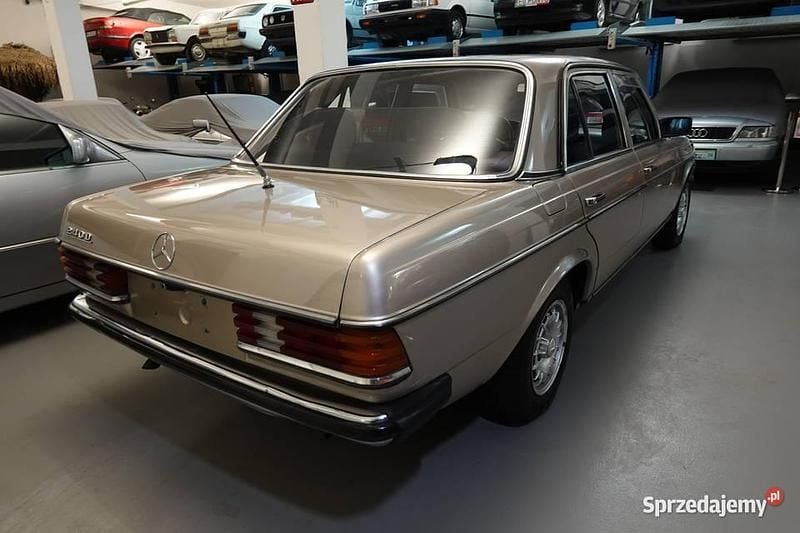 Używany Mercedes 240 1978 Złoty Sedan/Limuzyna